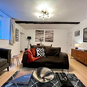  Apartment Superbly Located 2 Bedroom Luxury